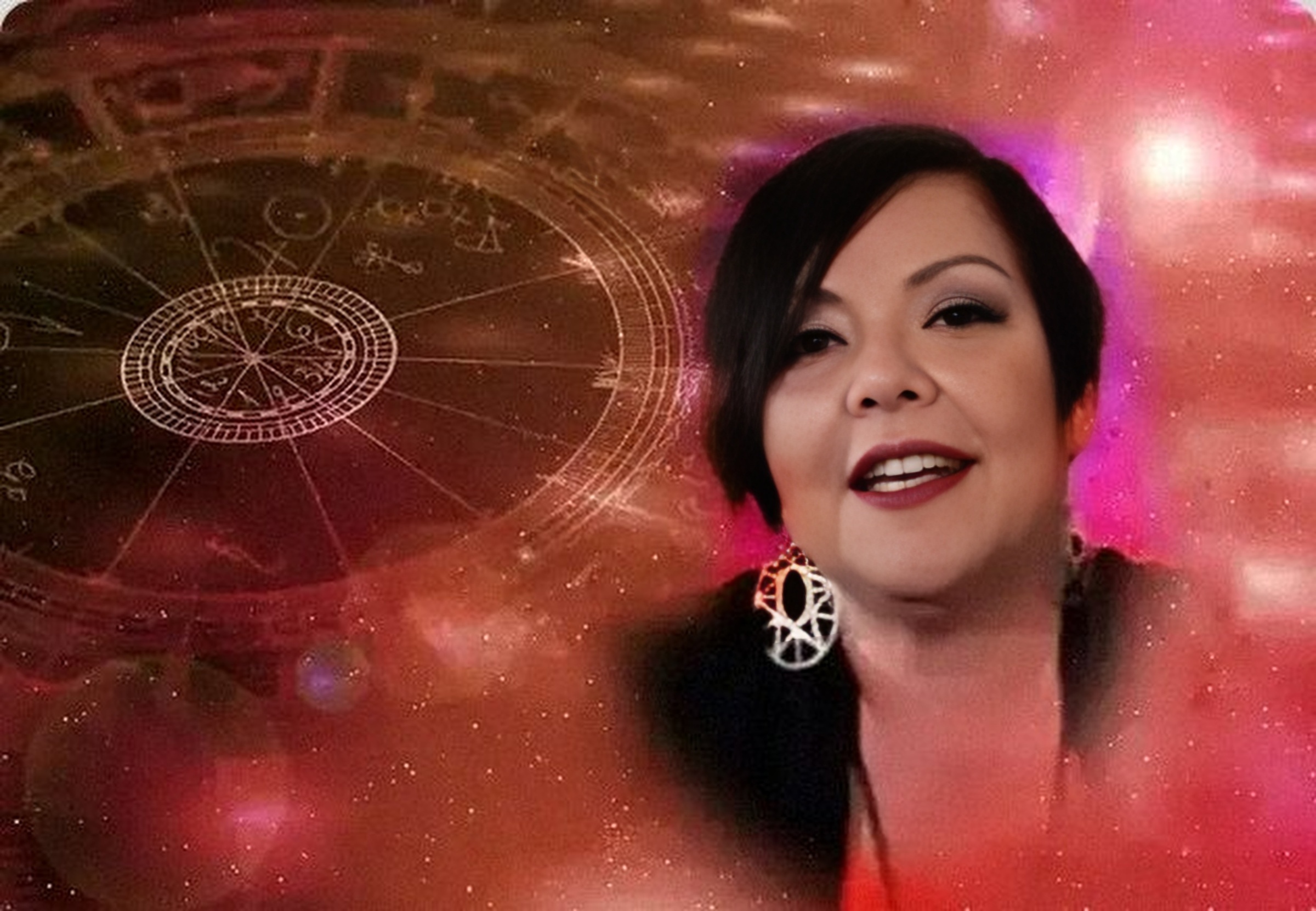 Elena Pagano in una cornice astrale durante una trasmissione