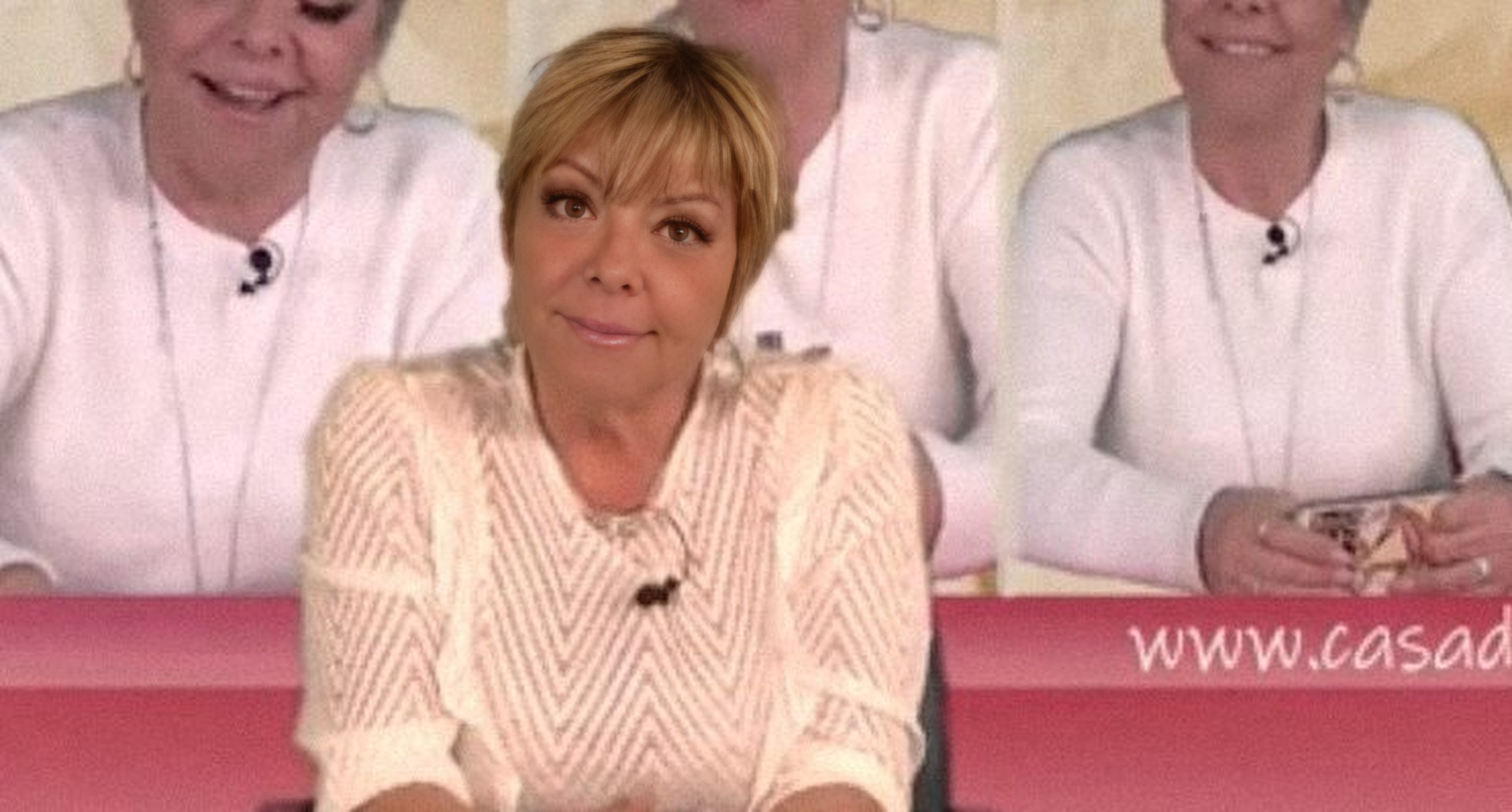 Elena Pagano al tavolo delle carte durante una diretta televisiva